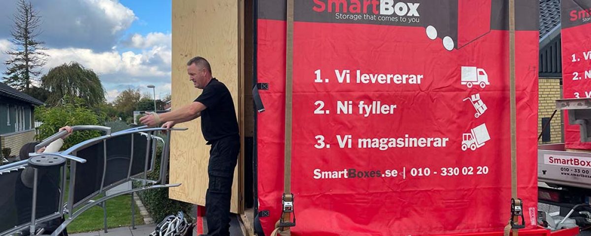 En bild som visar när saker lastas in i en SmartBox. Bilden ligger på sidan magasinering Katrineholm.