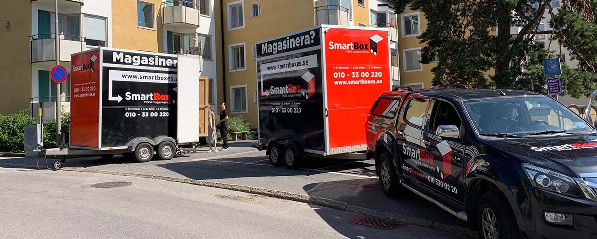 En bild som visar hur SmartBox lastar in grejer i sina boxar hos en kund. Denna bilden ligger på sidan magasinering Eskilstuna.